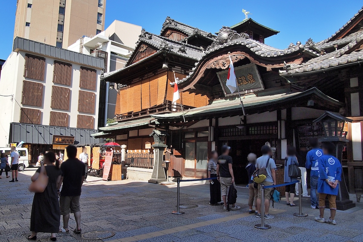 道後温泉本館と観光客