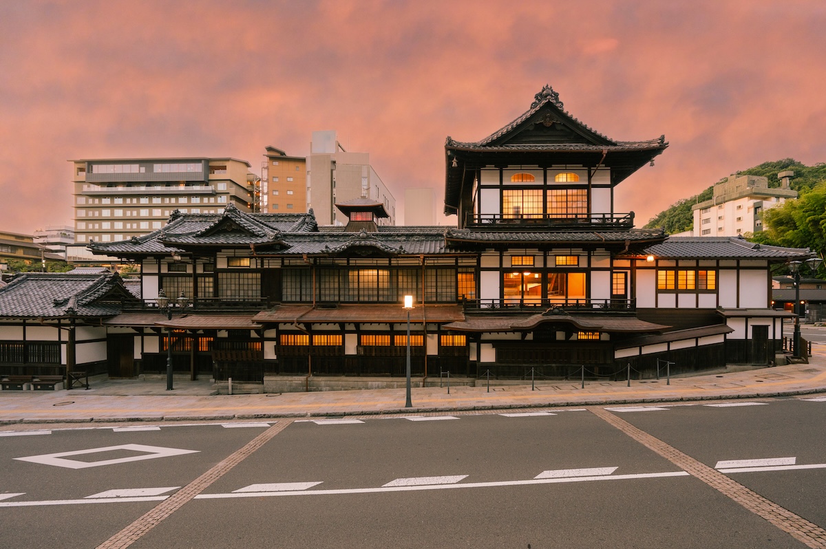 夕方の空気に包まれる本館外観（南側）