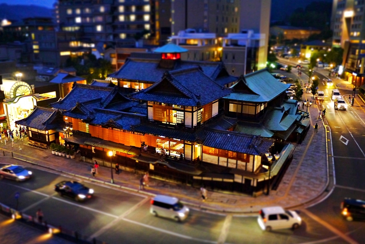 夕暮れから夜にかけて。明りが灯る本館