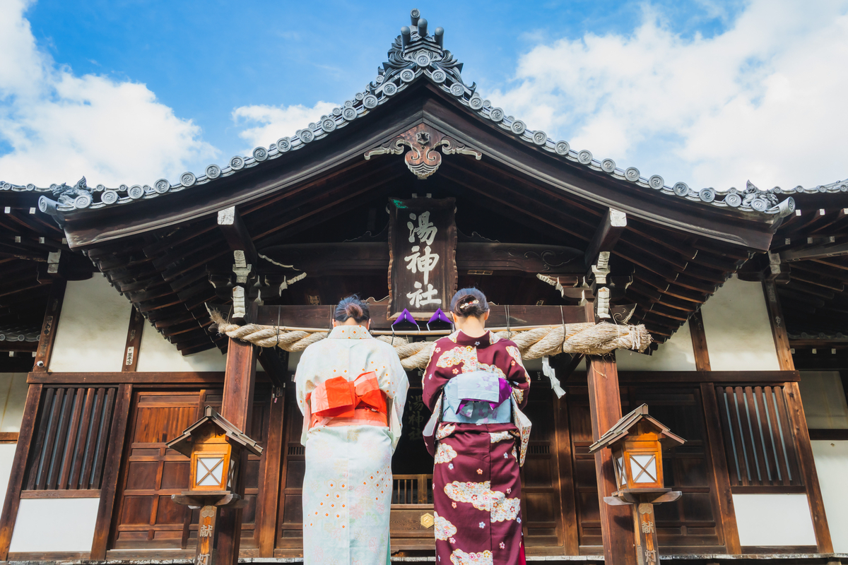 湯神社に参拝する2人の浴衣姿の女性たち