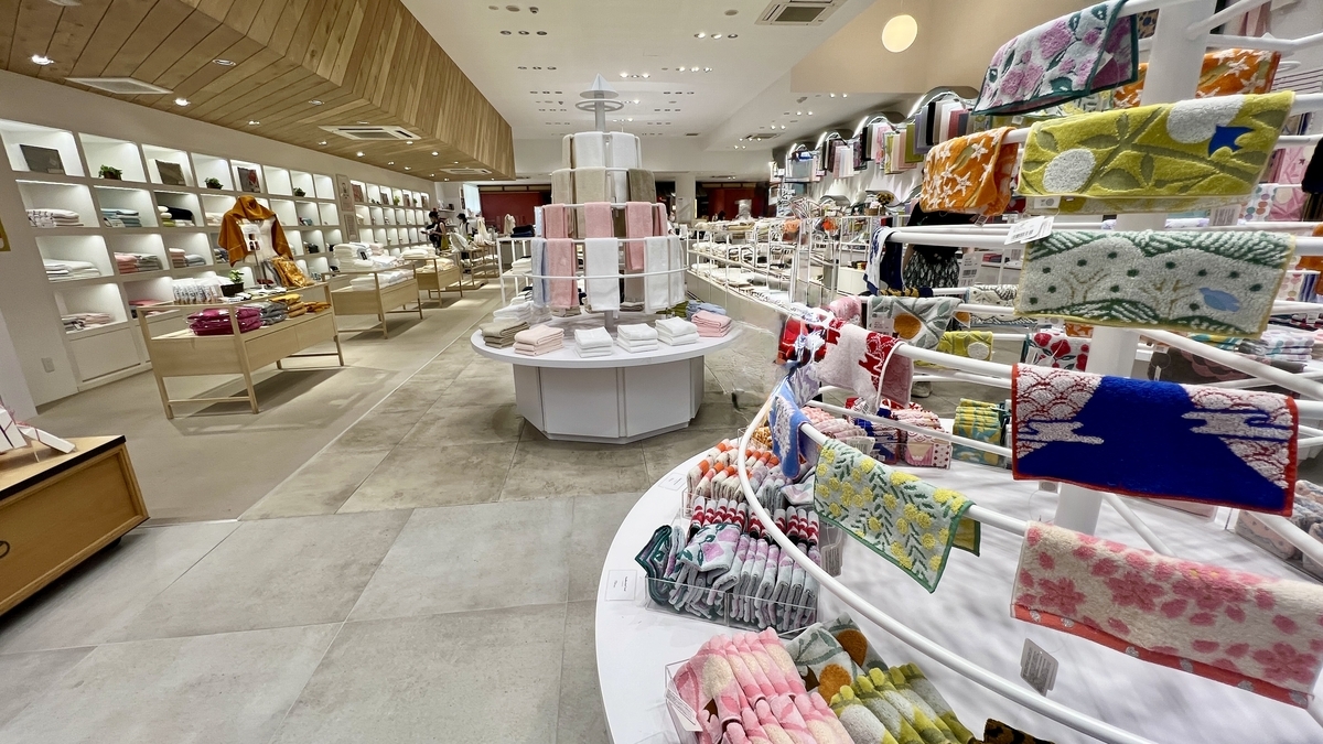 伊織の店内。たくさんのタオルが販売されている