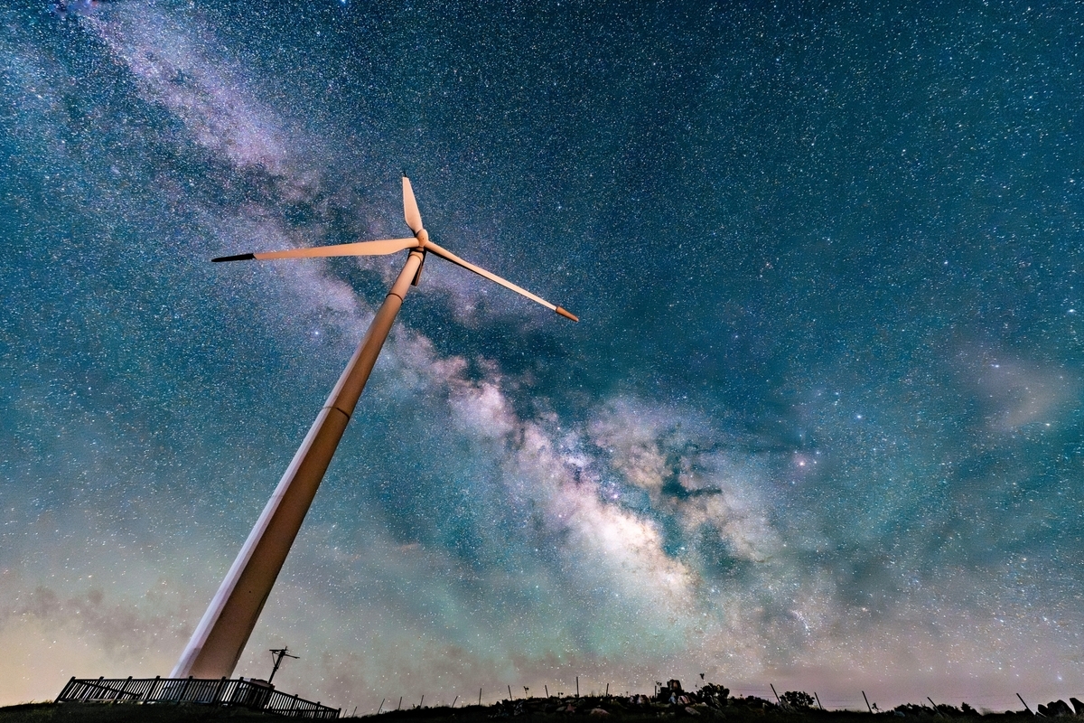 満天の星空と巨大な風車