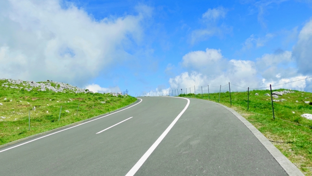 道路の先には青空。まるで空の上を走っているよう。