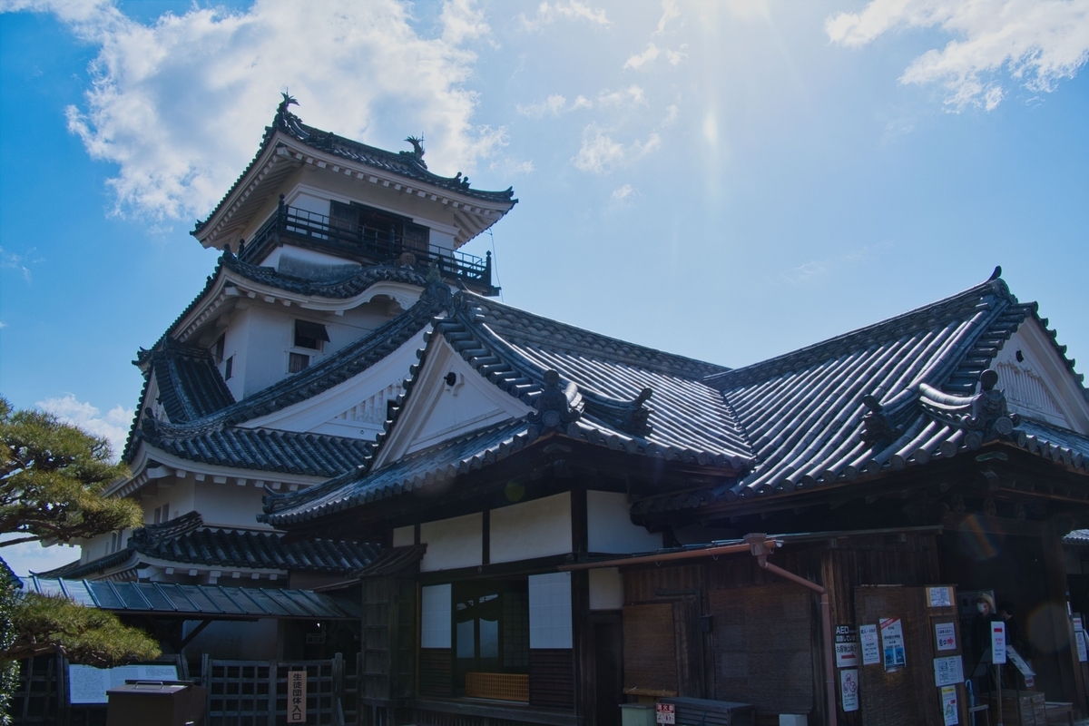 懐徳館と天守閣の外観。双方が隣同士であることがわかる