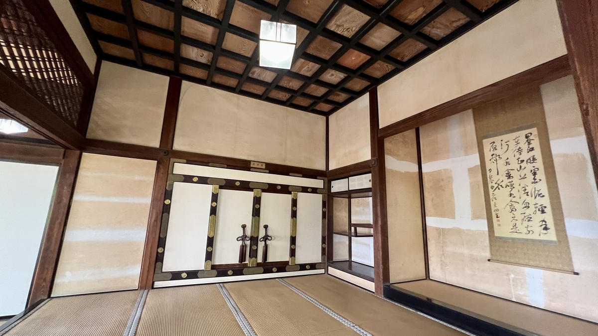 上段の間。違い棚や帳台構えなど、書院造の特徴が見られる