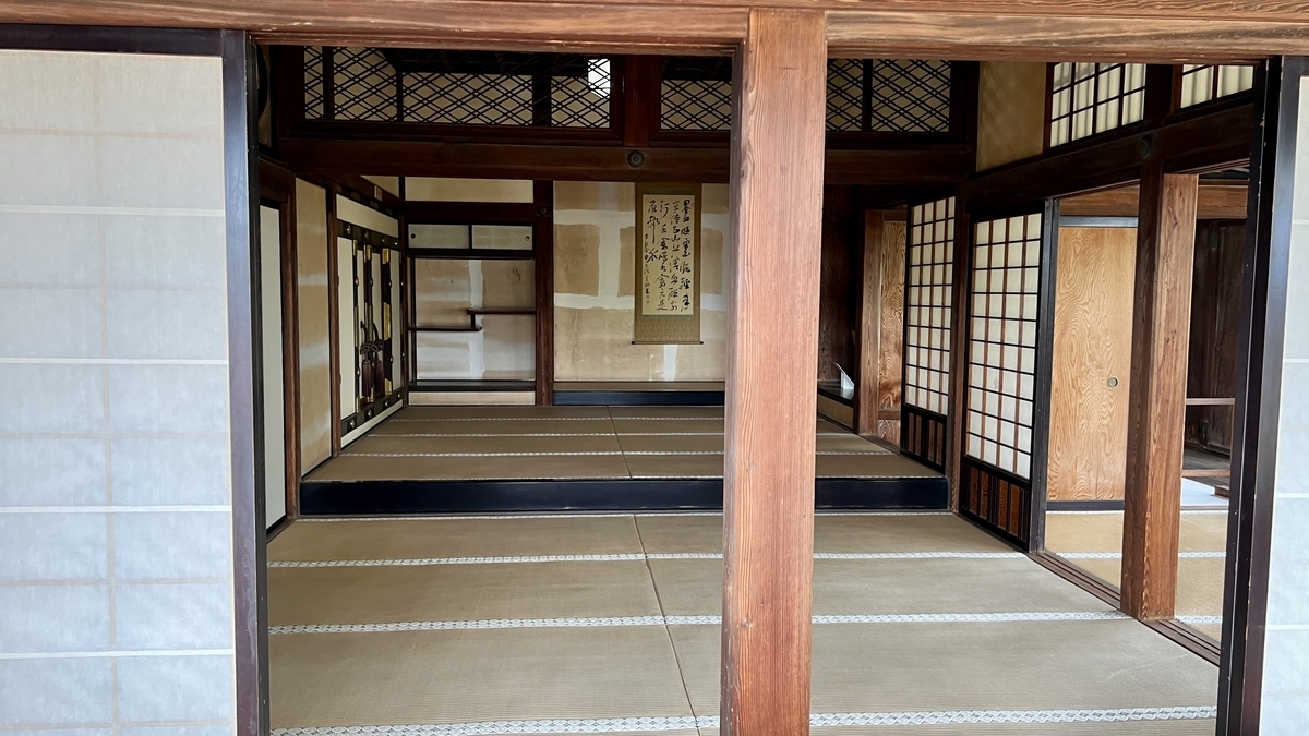 南廊下からみた上段の間。床が一段上がっていることが見てとれる