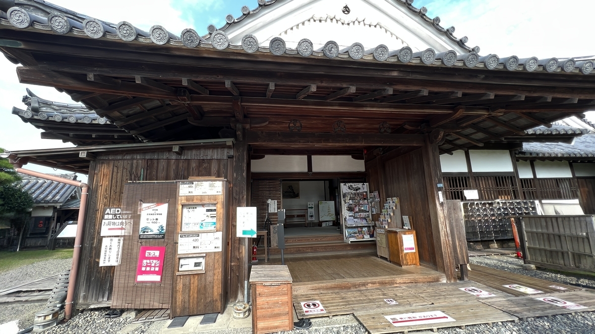 懐徳館の入口。木の風合いが現存の年月を感じさせる