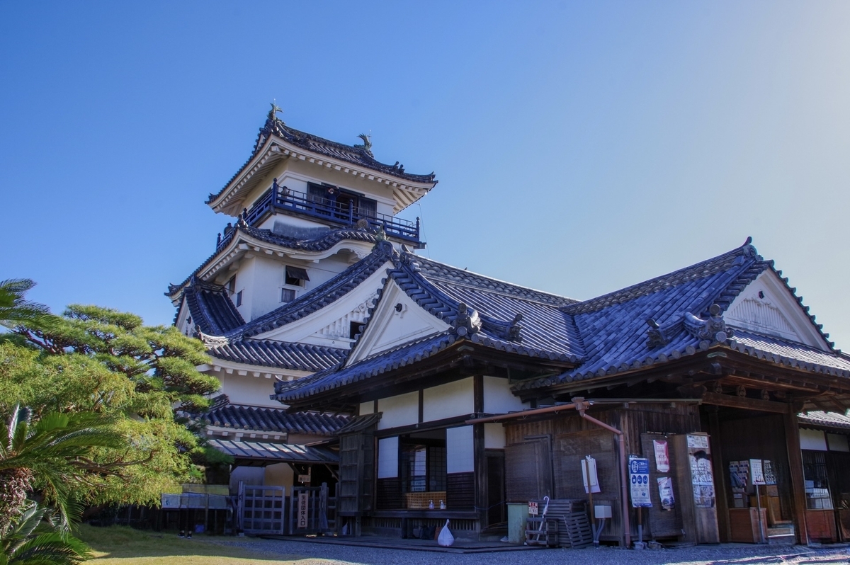 天守閣と本丸御殿の外観。両方とも、青空に瓦が映える