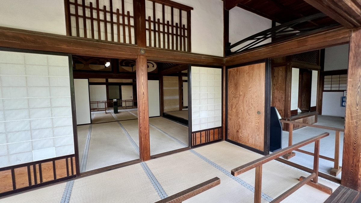 襖と欄干で仕切られており、陽の光を取り入れる設計になっている。