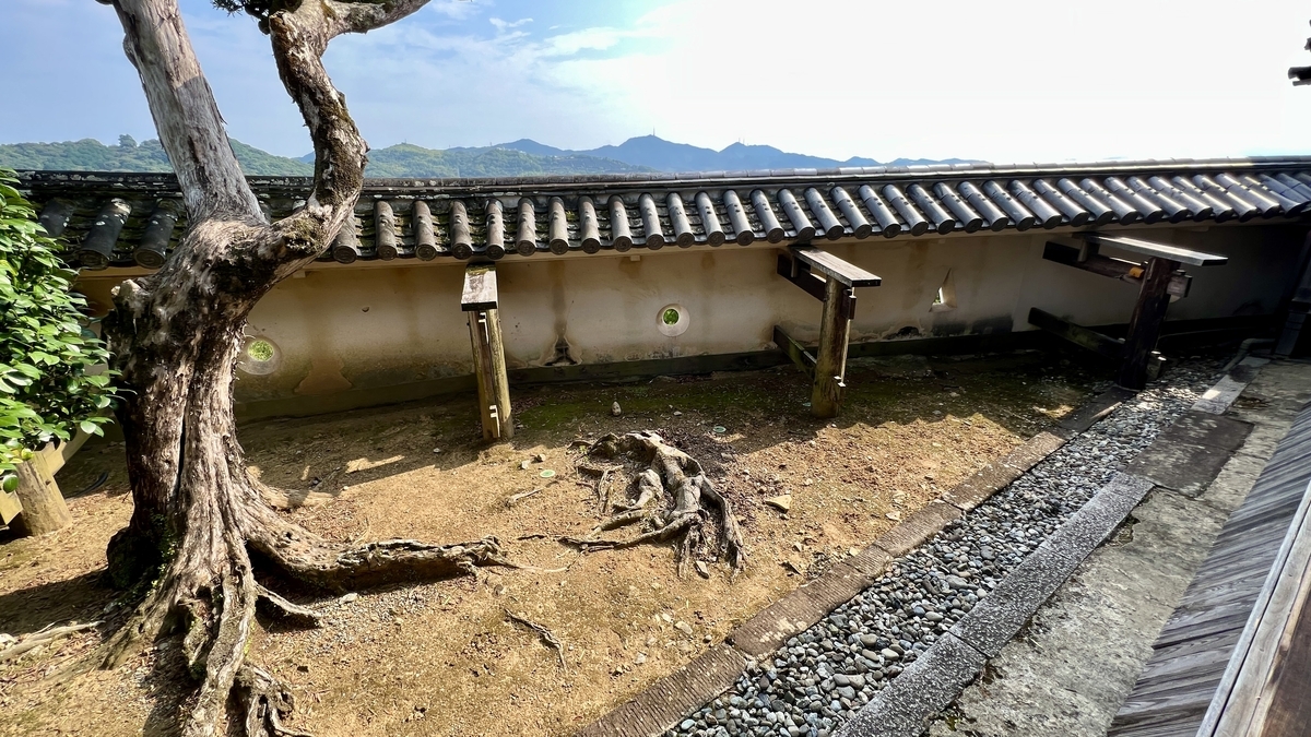 縁側から見た外の風景。塀には狭間があり、外の様子を伺う事もできる他、鉄砲などで攻撃も可能な穴が空いている。