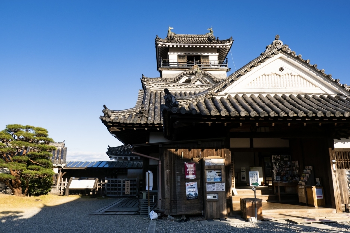 天守閣と本丸御殿の外観。両方とも現存する貴重な文化財
