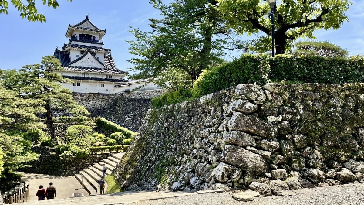 高知城敷地内。天守閣と周囲の石垣が優美な姿を見せる。