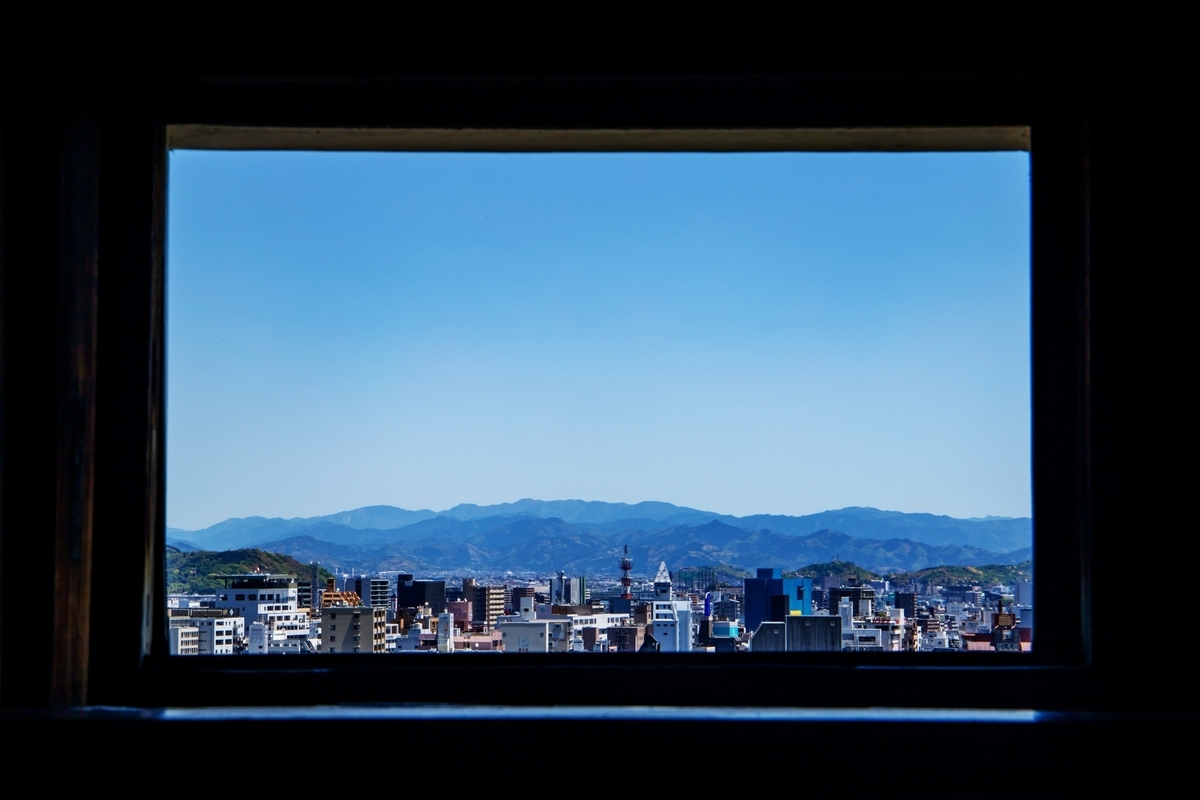 窓からは、高知市内を一望できる