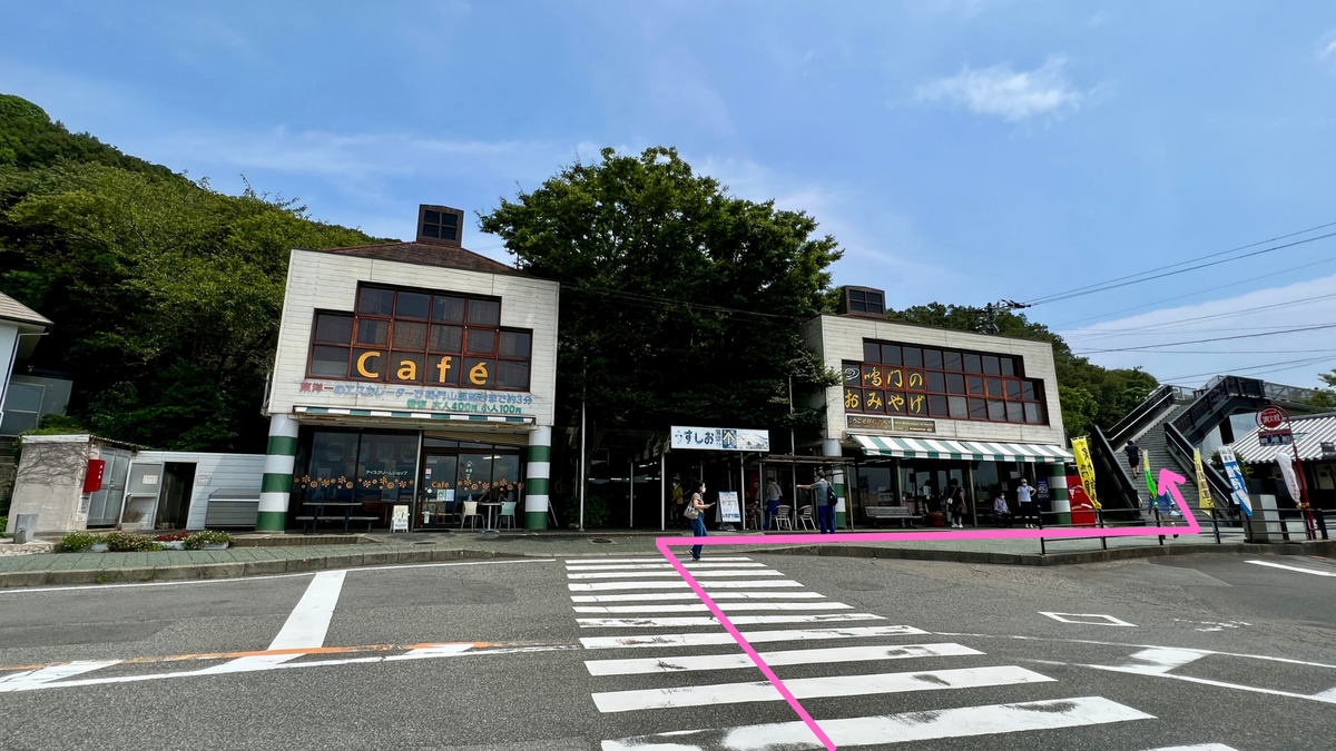 エスカヒル右手にある歩道橋
