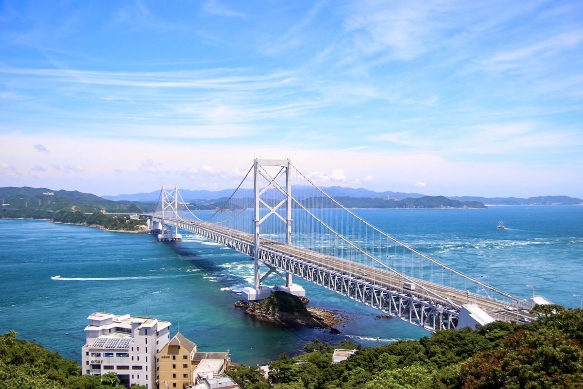 大鳴門橋と鳴門海峡を一望できるエスカヒル展望台からの眺め