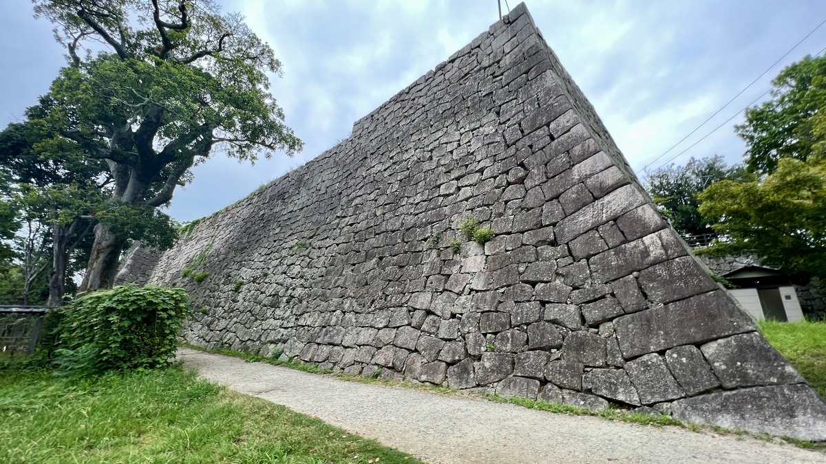 直線的に立ち上がる丸亀城の石垣。算木積みの美しさが際立つ構造