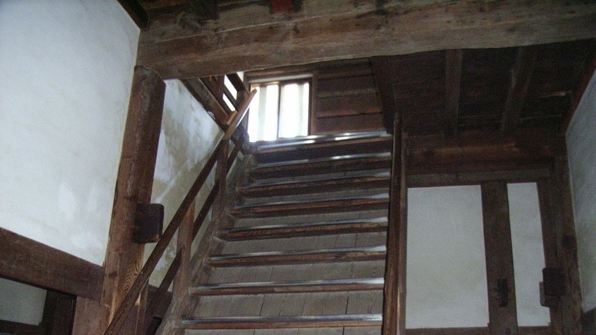 丸亀城天守の内部にある木造の階段と梁。江戸時代の建築構造が残る空間