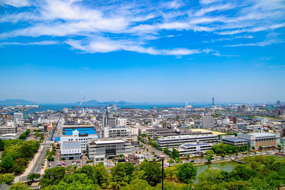 丸亀城本丸から望む丸亀市街と瀬戸内海のパノラマ風景