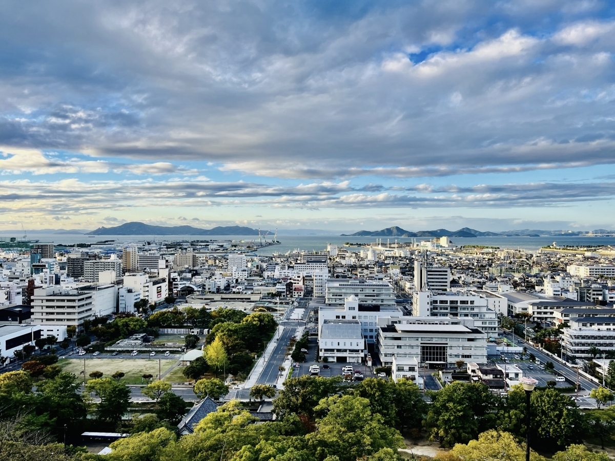 市街地と瀬戸内海を見渡す丸亀城の展望スポットからの眺望