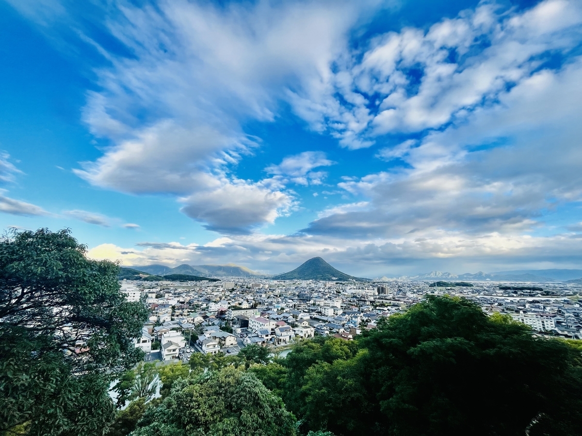 讃岐富士と丸亀市内を一望できる丸亀城本丸からの広がる風景