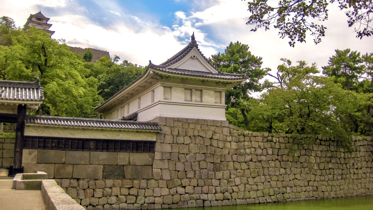 木々に囲まれた丸亀城大手一の門と石垣。江戸時代の風格を残す櫓門