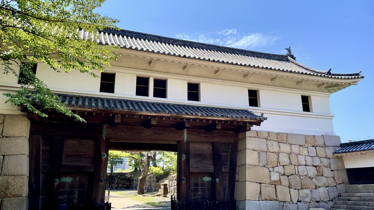 正面から見た丸亀城大手一の門。石垣の上に構える木造の城門建築