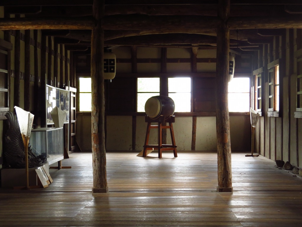 丸亀城大手一の門の内部に設置された太鼓と木造構造。時太鼓体験の舞台