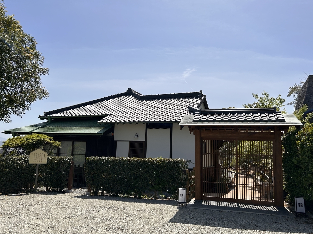 延寿閣別館の外観。黒瓦の屋根と白壁が印象的な伝統的和風建築