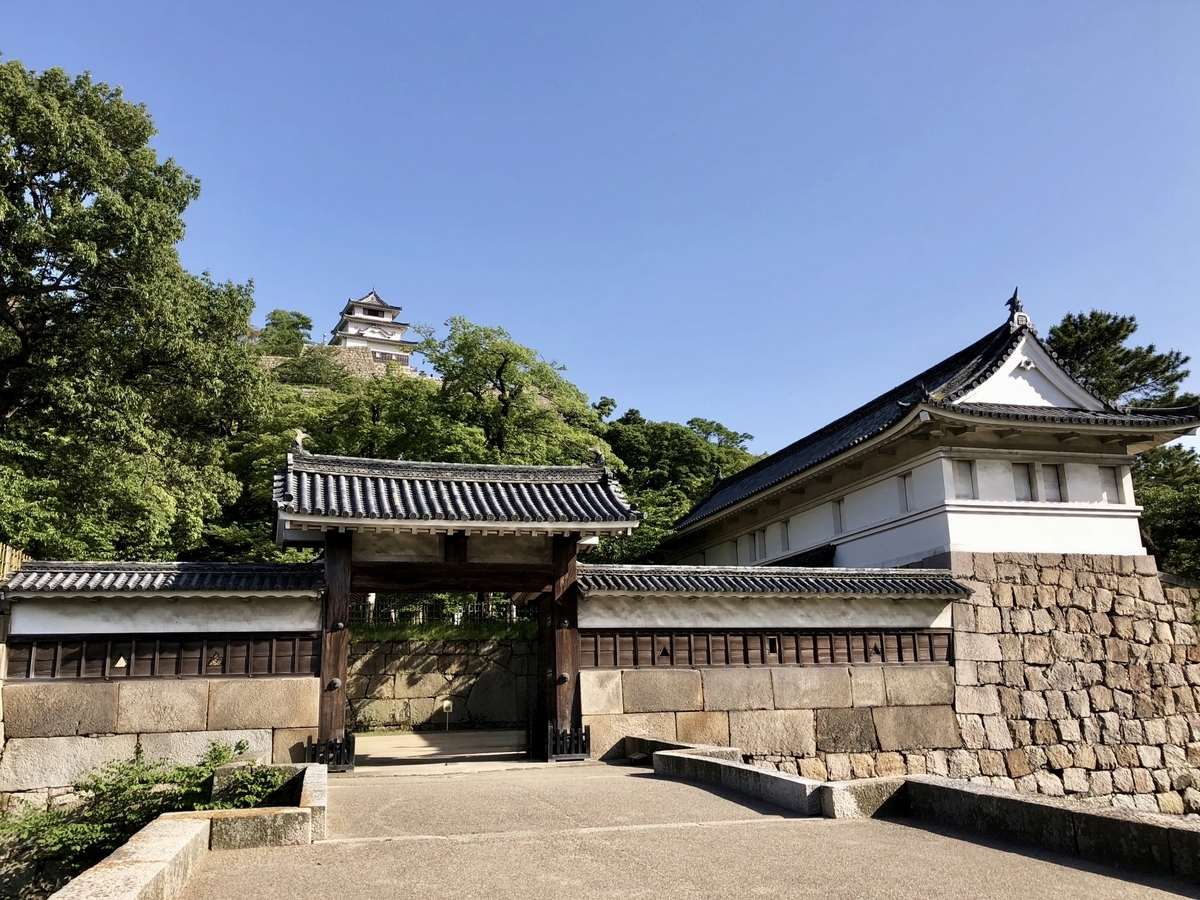 日中に撮影された丸亀城の大手門と石垣。天守が奥に見える正面風景