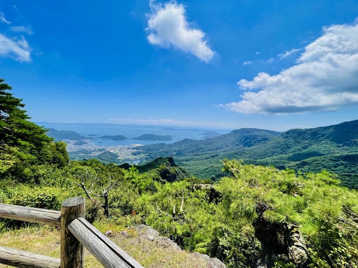 第二展望台から望む青空の下に広がる渓谷と海の景色