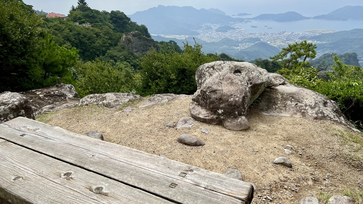 鷹取展望台から見渡す海と島々の景色