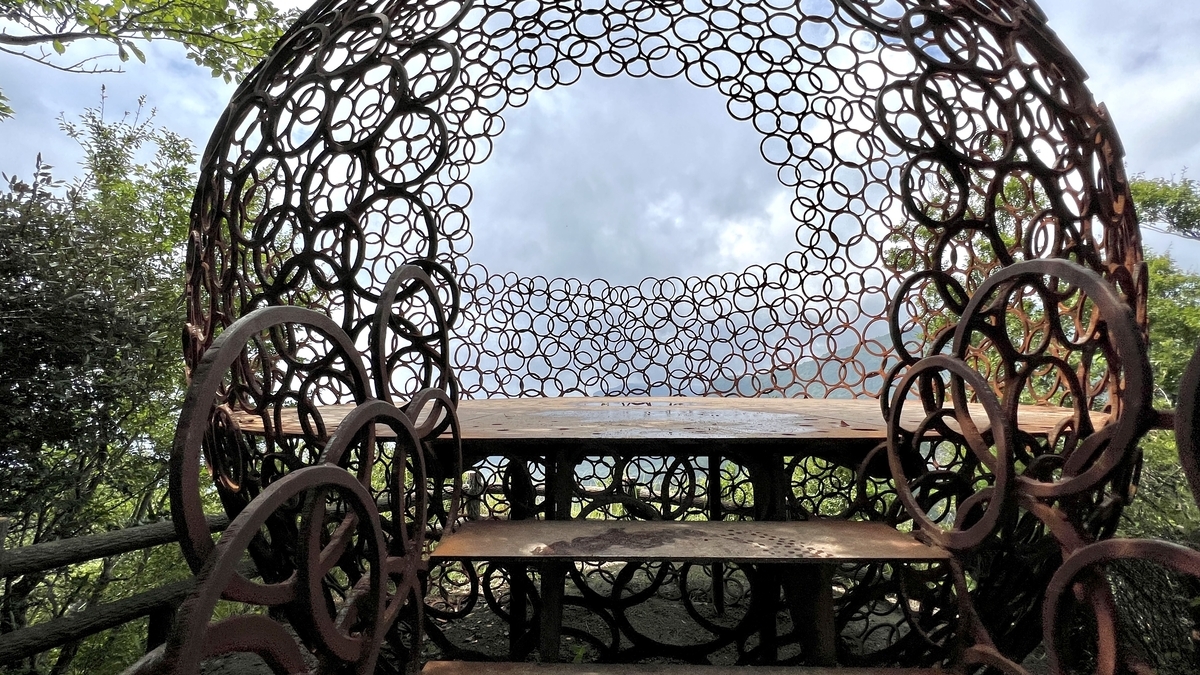 球体アート空の玉の中から望む海の景色