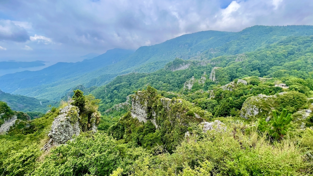 鷹取展望台周辺から見える緑豊かな山並みと奇岩