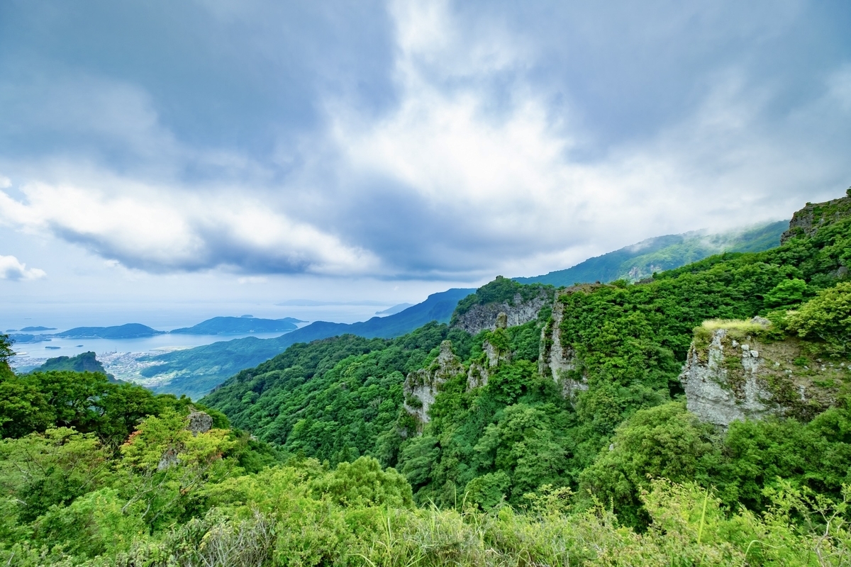 夏の寒霞渓の緑と遠くに広がる海の景色