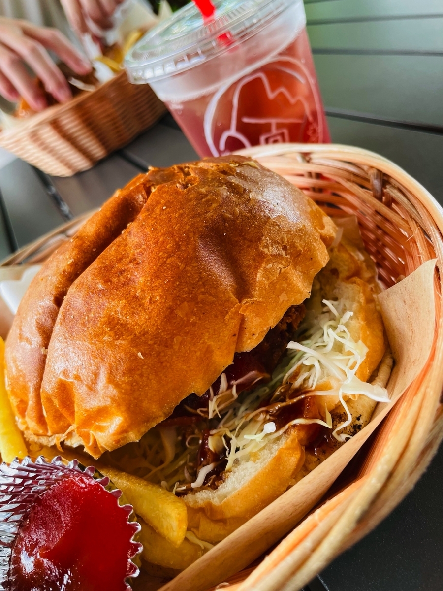 オリーブ牛コロッケバーガーとポテトのセット