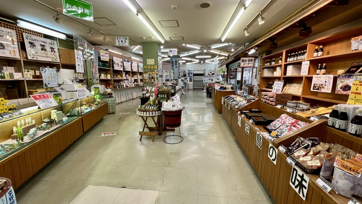 土産物店の店内に並ぶ小豆島の特産品
