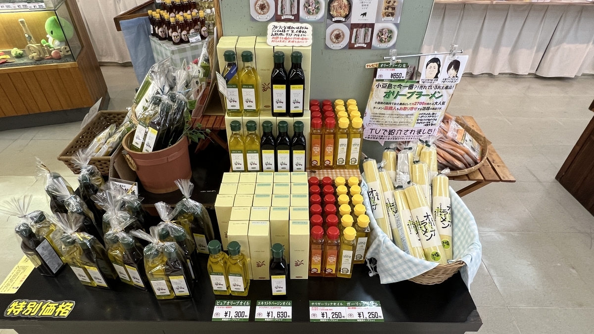 店内に並ぶオリーブオイルや地酒などの土産品