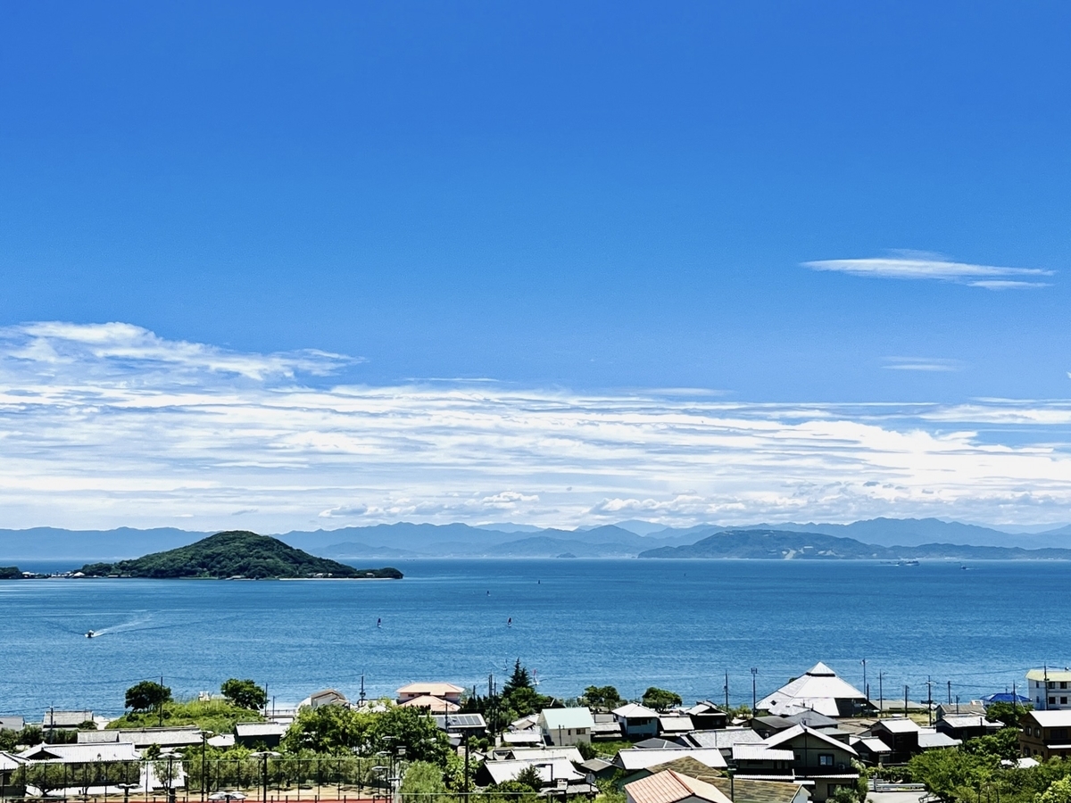 丘の上からのパノラマ 瀬戸内海と離島と白い屋根の景観