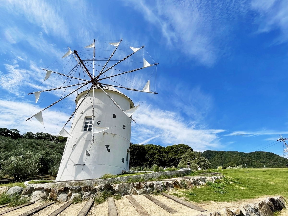 小豆島オリーブ公園の白いギリシャ風車と青空