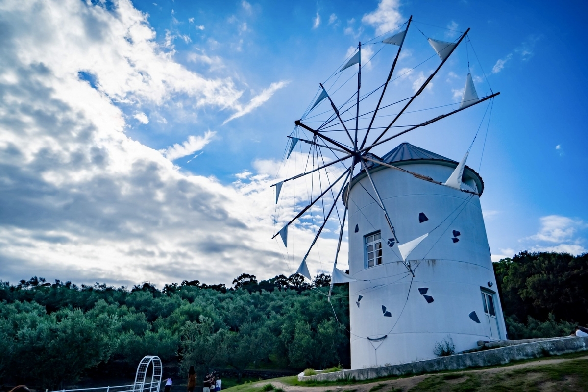 濃い青空を背にした小豆島オリーブ公園のギリシャ風車