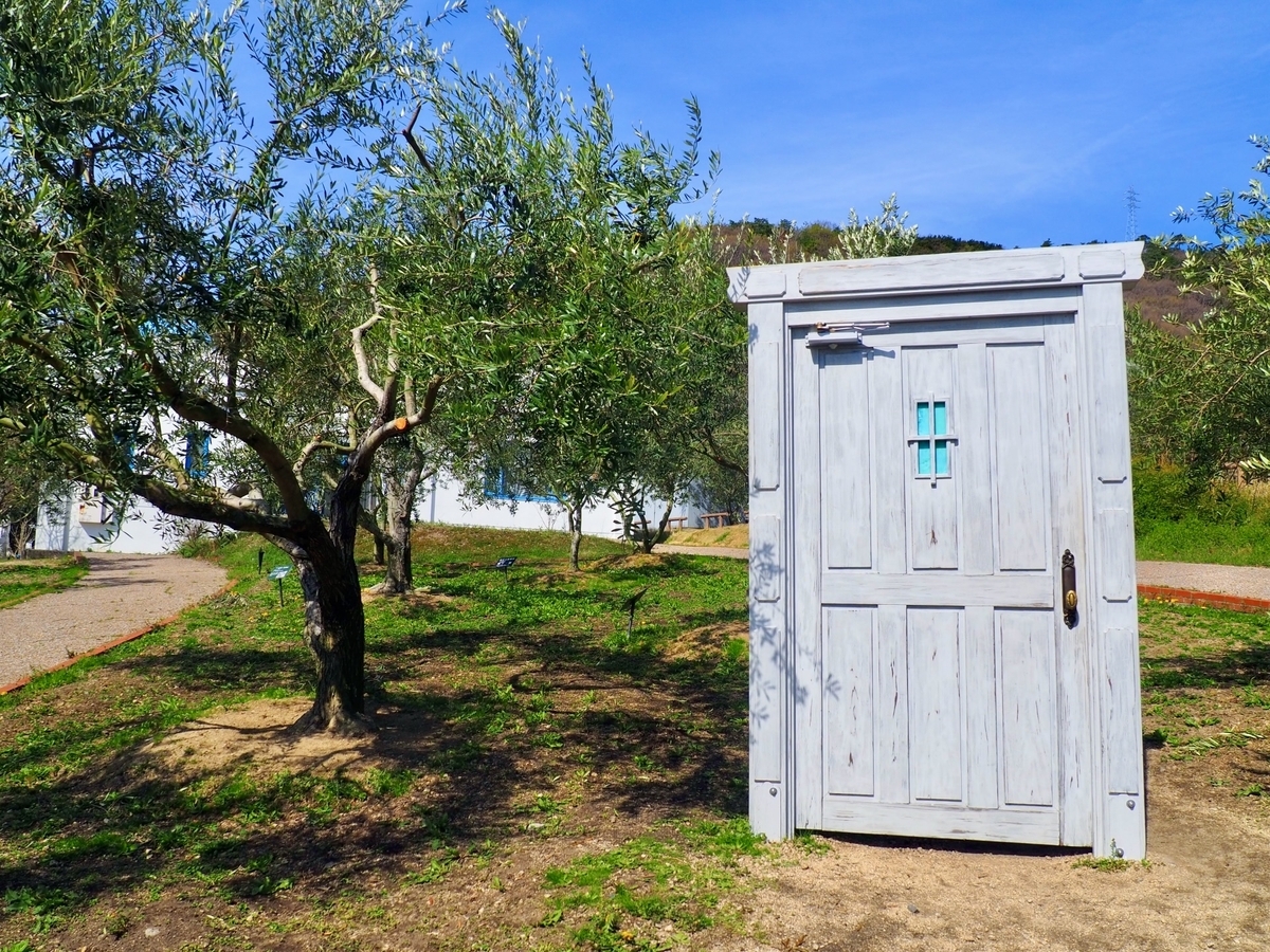 小豆島オリーブ公園 気まぐれな魔法の扉 白い木製ドア