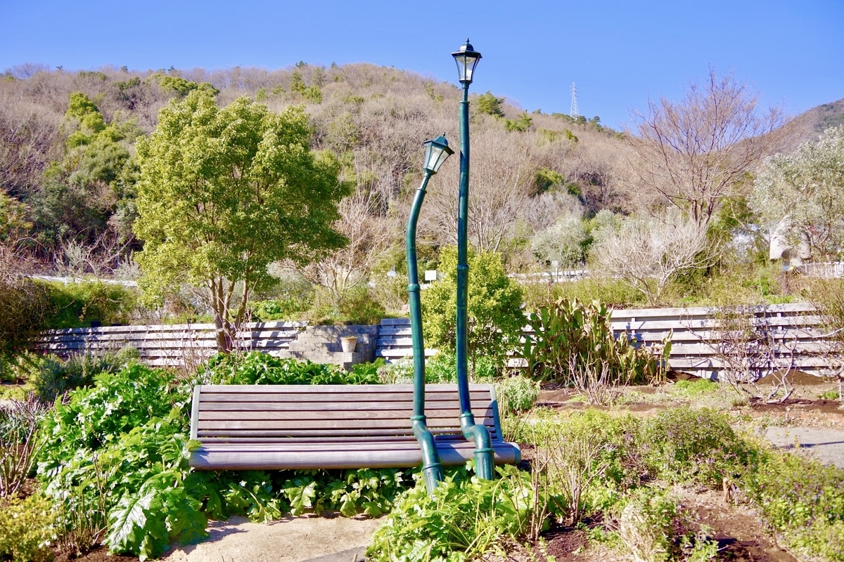 小豆島オリーブ公園 寄り添う外灯と木製ベンチの並ぶ広場