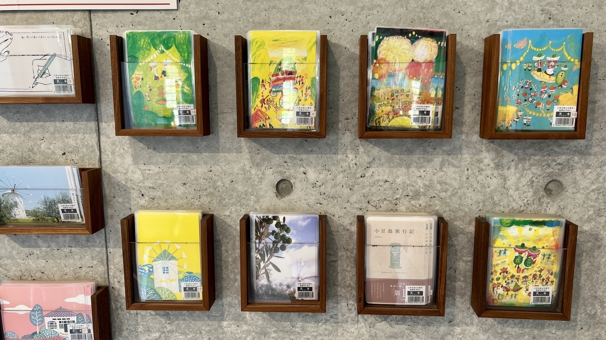 壁に並ぶポストカードの見本 小豆島の風景やイラスト