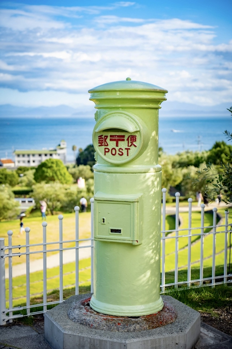 瀬戸内海を望む小豆島オリーブ公園のオリーブ色ポスト