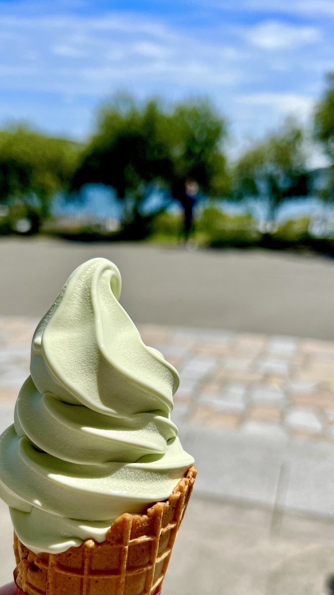 瀬戸内海を背景にしたオリーブソフトクリーム