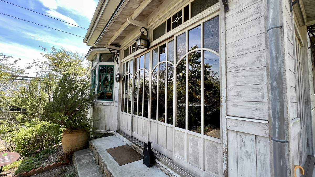 小豆島オリーブ公園 魔女の宅急便ロケセットの外観 白い壁と海の眺め