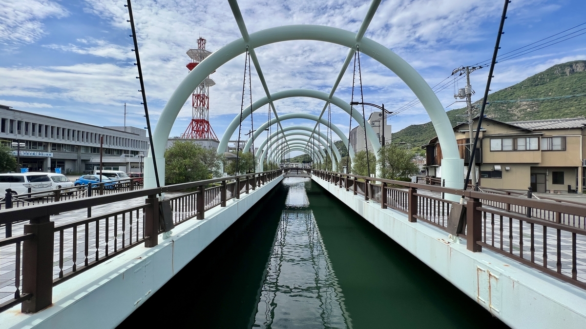 土渕海峡の永代橋から見た狭い水路の風景