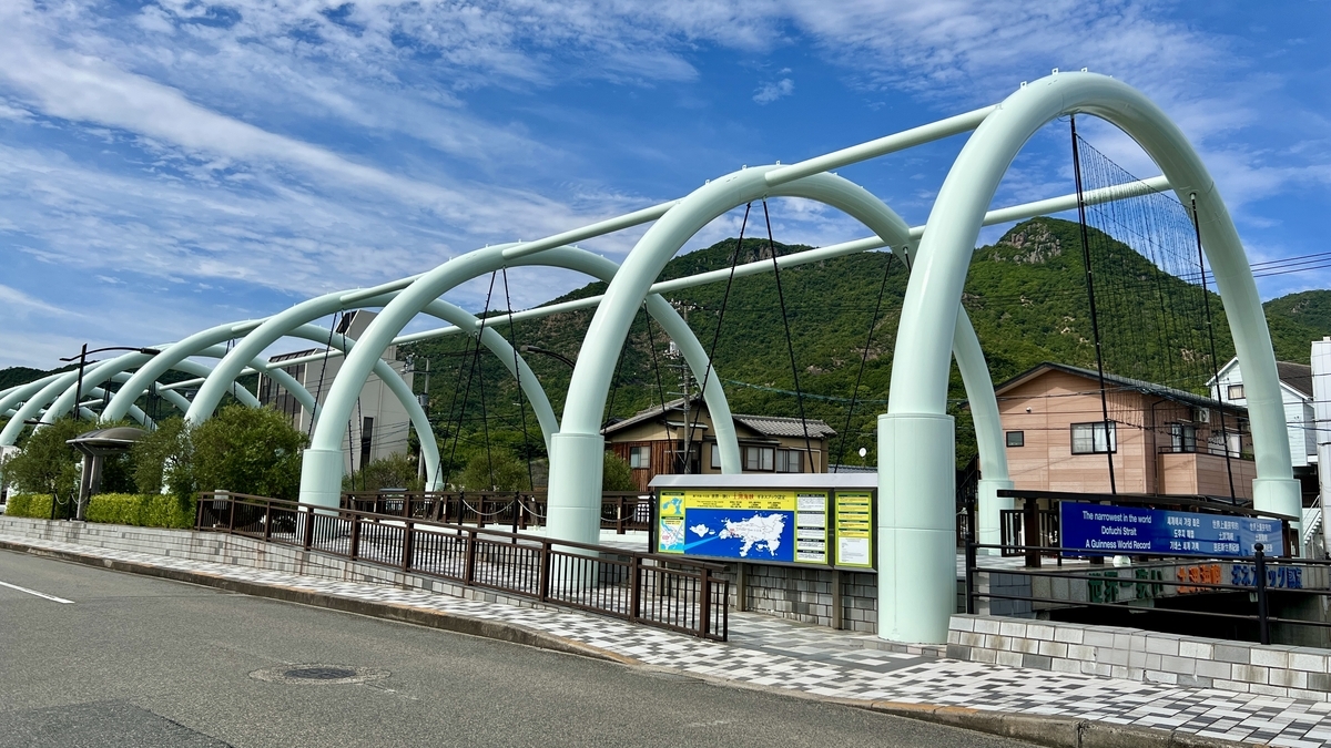 永代橋のアーチ型屋根と多言語案内板の様子