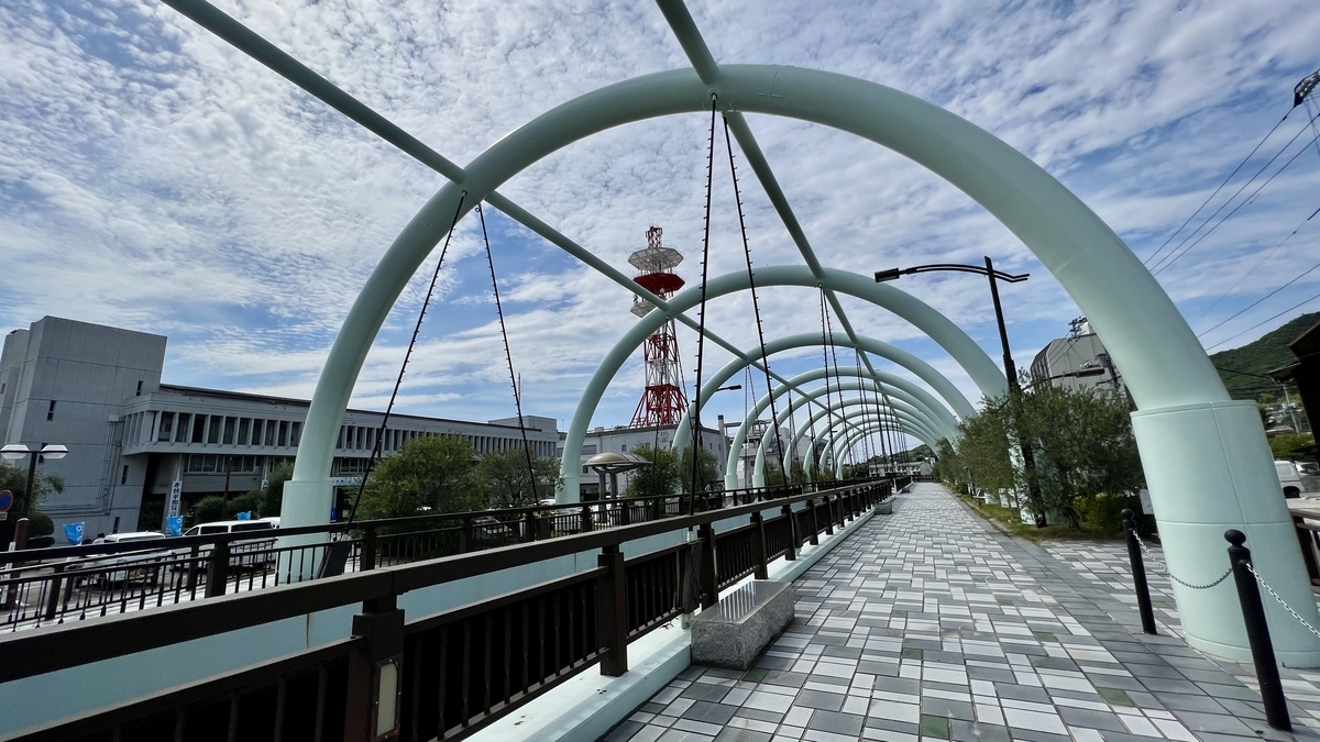 土渕海峡を歩いて渡る観光体験の様子