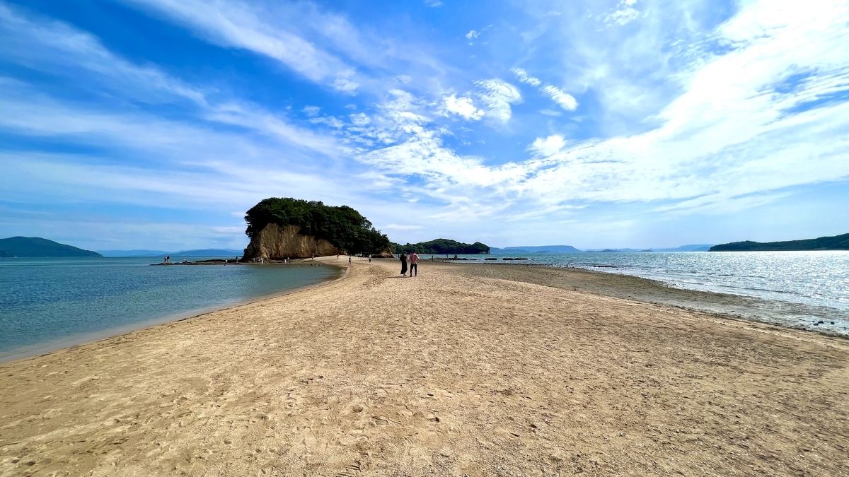青空と雲が美しいエンジェルロードの砂州と瀬戸内海の風景